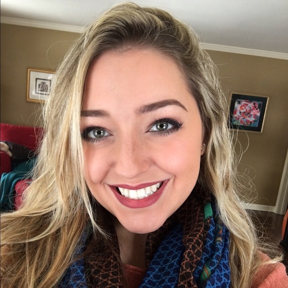 Profile Picture of Mia Shikora (@mimijules) on Poshmark