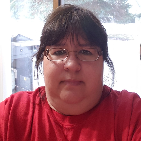 Profile Picture of Lori Vandenbloomer (@lvandenbloomer) on Poshmark