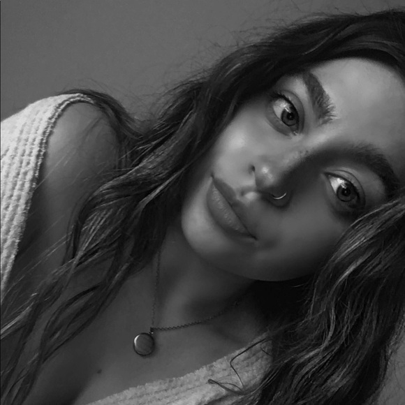 Profile Picture of Ashlee Hicks (@ashleehicks98) on Poshmark