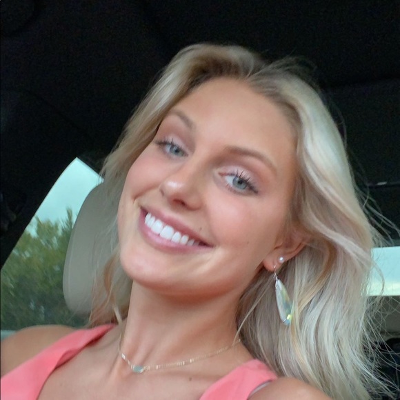 Profile Picture of Ashley Gabrielsen (@ashleygabe286) on Poshmark