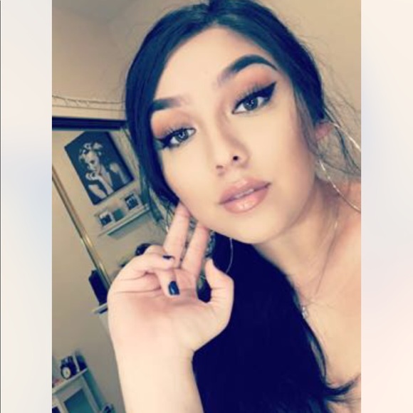 Profile Picture of Alana Vignoli (@alanavrose) on Poshmark