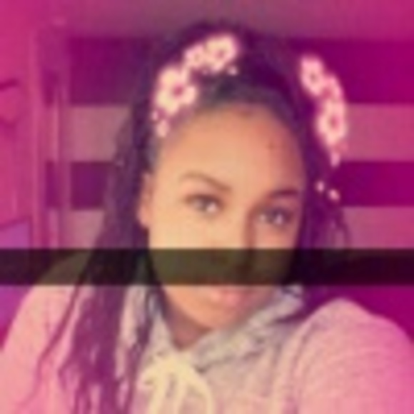 Profile Picture of Sarah Wade (@_xoarah) on Poshmark