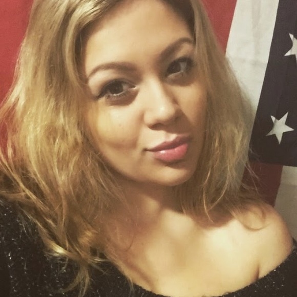 Profile Picture of Isabella Engelhard (@imengelh) on Poshmark