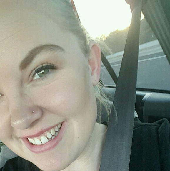 Profile Picture of Vicky Buskuhl (@vickybuskuhl) on Poshmark