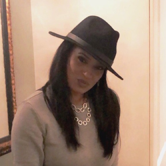 Profile Picture of Sophia Barefield (@sophiabarefield) on Poshmark