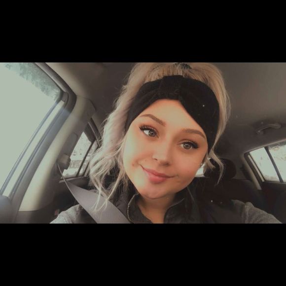 Profile Picture of Corrin Czischki (@corrincz) on Poshmark