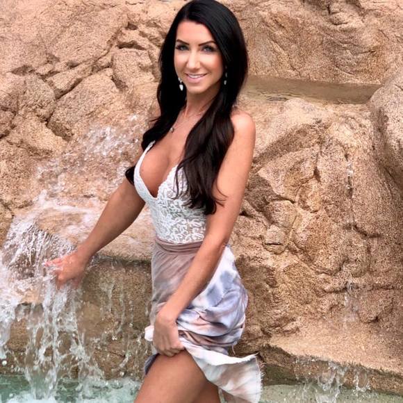 Profile Picture of Danielle Gelber (@dgelber11) on Poshmark