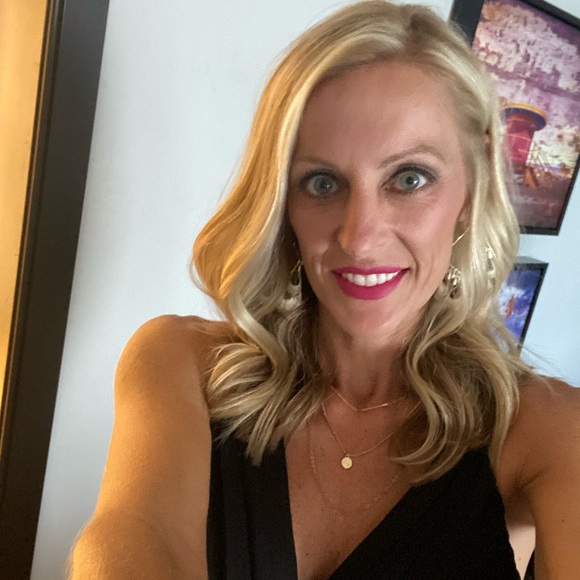 Profile Picture of Carla Shadowen (@misskris317) on Poshmark