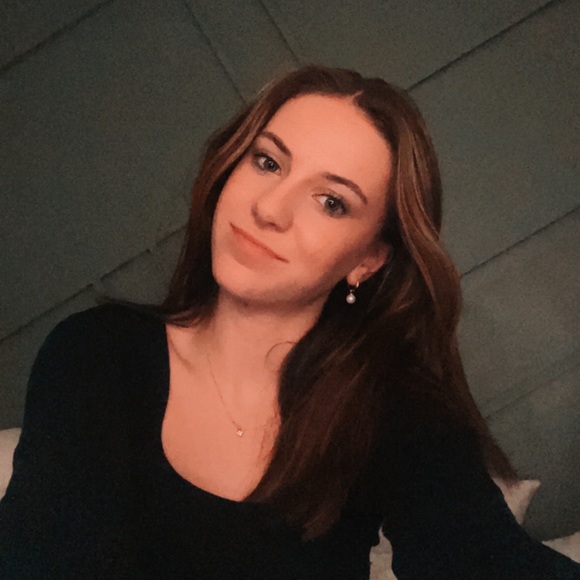 Profile Picture of Halle Meadows (@halle_meadows) on Poshmark