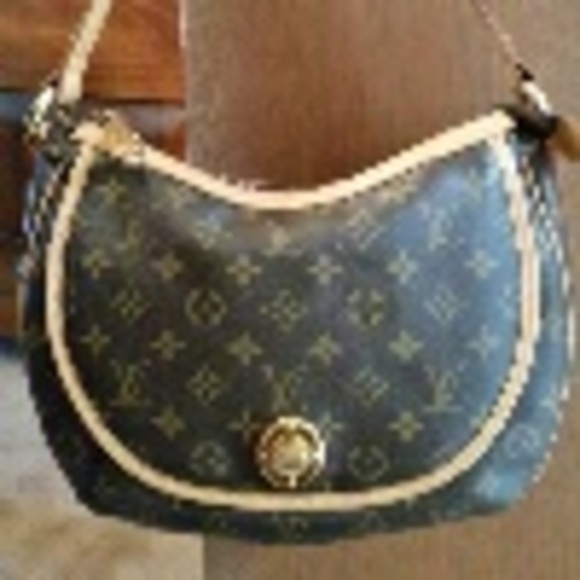 Profile Picture of Billie Duggan (@purselady72) on Poshmark