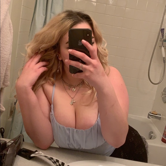 Profile Picture of Lauren Twamley (@laurentwamley) on Poshmark