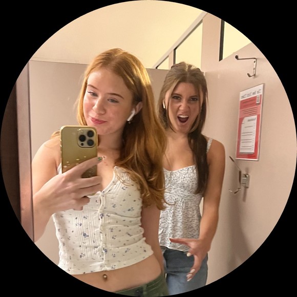 Profile Picture of Zoe Bonovitz (@zoebonovitz) on Poshmark