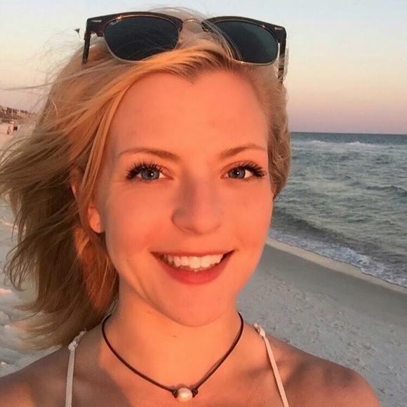 Profile Picture of Ashten Goeckel (@ashtennicole26) on Poshmark