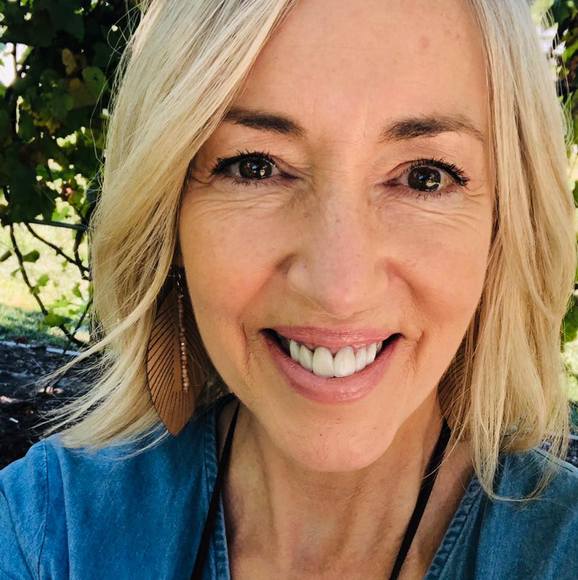 Profile Picture of Lisa Jones (@hitsnooz) on Poshmark