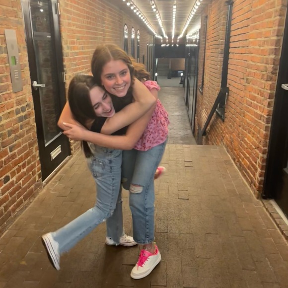 Profile Picture of Chloe Schwartz (@chloschwartz) on Poshmark