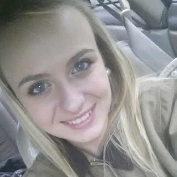 Profile Picture of Hannah Moers (@hannah_moers) on Poshmark