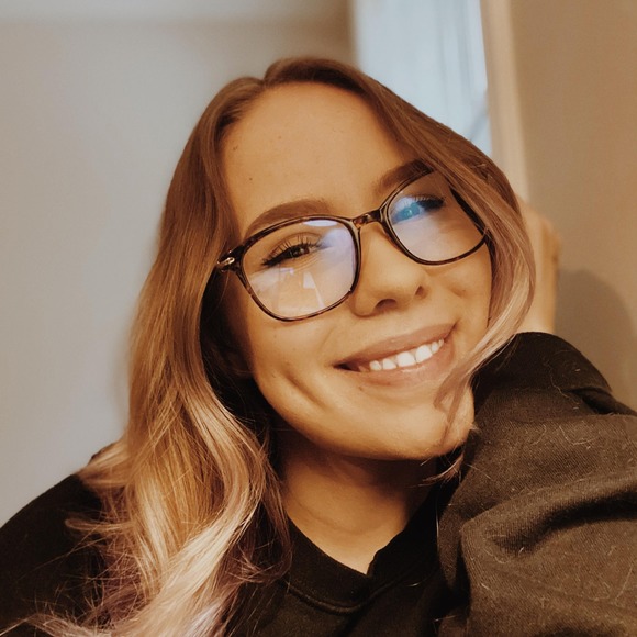 Profile Picture of Anna Altoft (@anna_altoft) on Poshmark