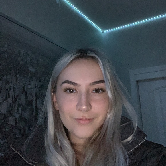 Profile Picture of Angelena Marello (@angelenama) on Poshmark