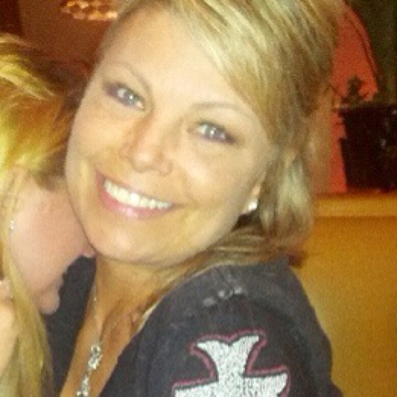 Profile Picture of Amy Plount (@soulsurf3r) on Poshmark