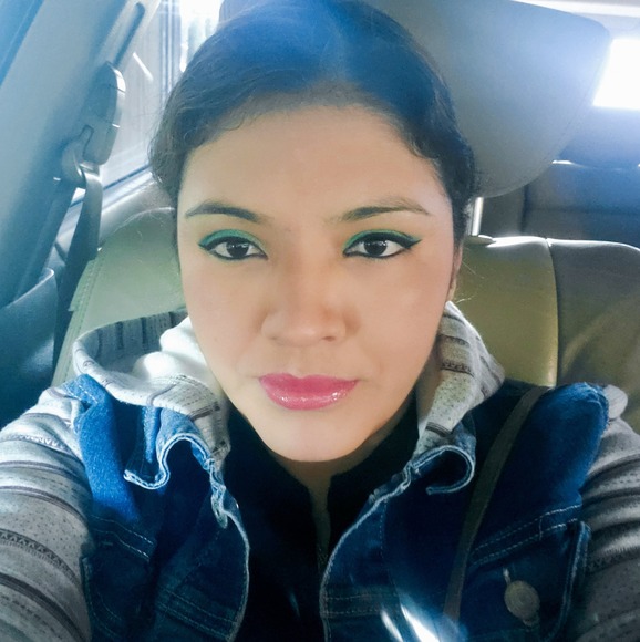 Profile Picture of Ardon Brendis (@ardonbrenda455) on Poshmark