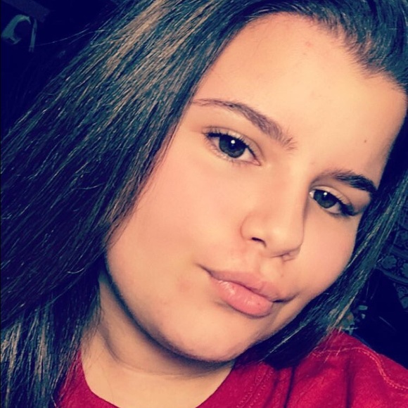 Profile Picture of Ashley Ribeiro (@ashleyribeiro00) on Poshmark