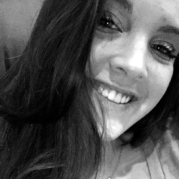 Profile Picture of Emma Ische (@emmaische) on Poshmark