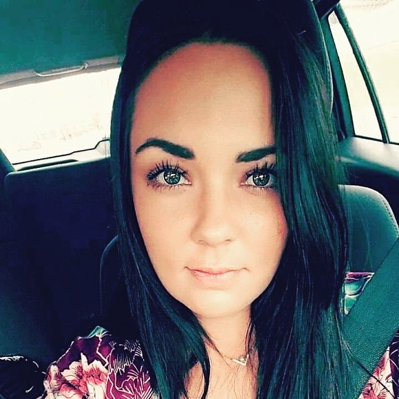 Profile Picture of Arienne Letner (@arienneletner) on Poshmark