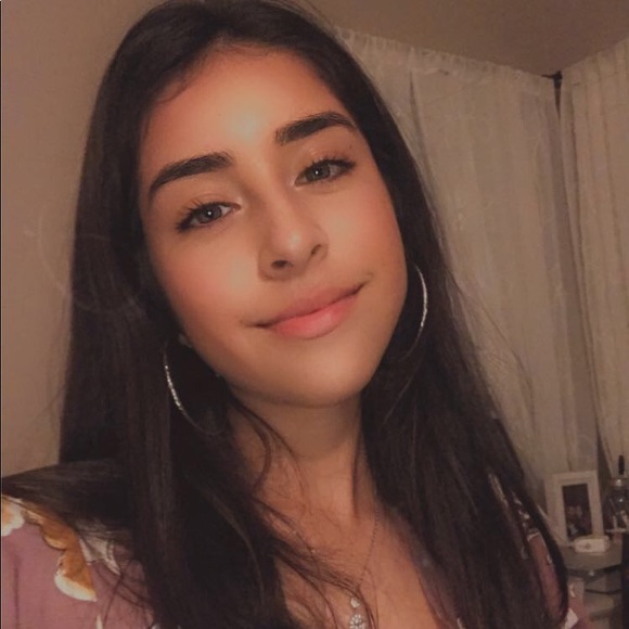 Profile Picture of Ruby Nava (@ruubyna) on Poshmark