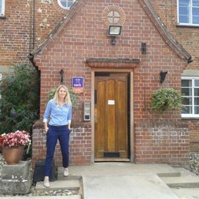 Profile Picture of Carol Plunkett (@@beeswax74) on Twitter