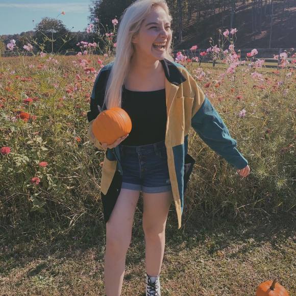 Profile Picture of Brooklyn Blansit (@brooklynblansit) on Poshmark