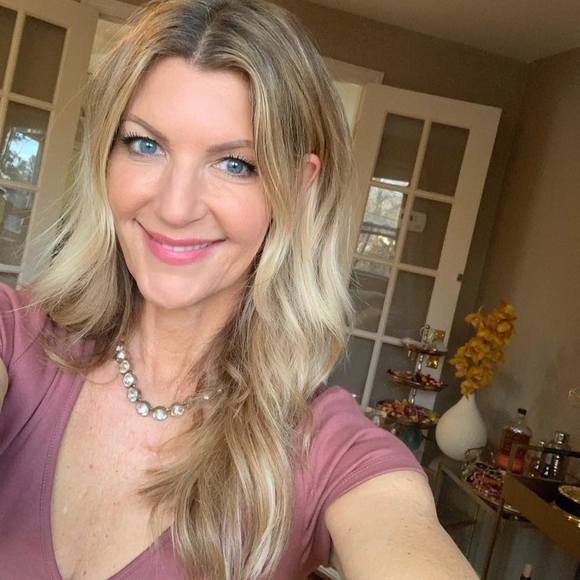 Profile Picture of Michelle Champagne (@michchampagne) on Poshmark
