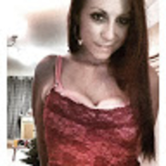 Profile Picture of Bonnie Whitaker (@baddwhit88) on Poshmark