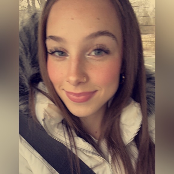 Profile Picture of Sydni Fyock (@sydnifyock) on Poshmark