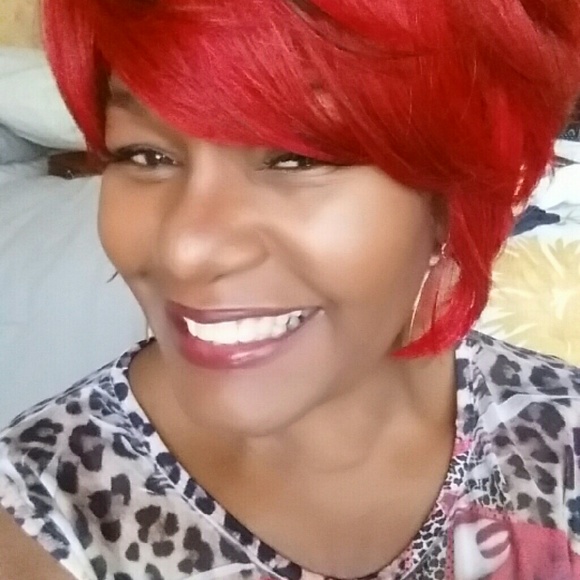 Profile Picture of Carvell Warner (@glowstar13) on Poshmark