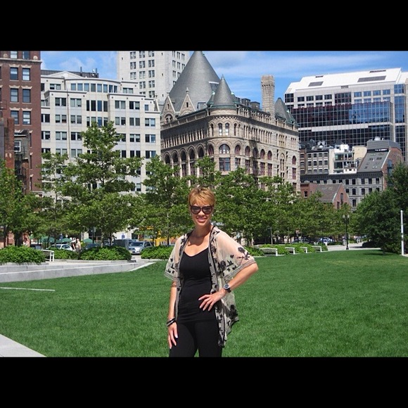 Profile Picture of Lisa Lathan (@sassy8364) on Poshmark