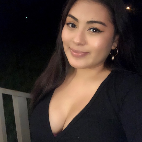 Profile Picture of Julieta Gonzalez (@julietagonza914) on Poshmark
