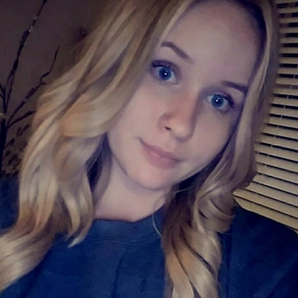 Profile Picture of Peri Innocenti (@periscloset) on Poshmark