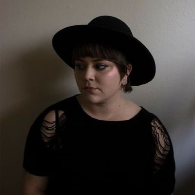 Profile Picture of Chloe Jameson (@bonenecklace) on Twitter