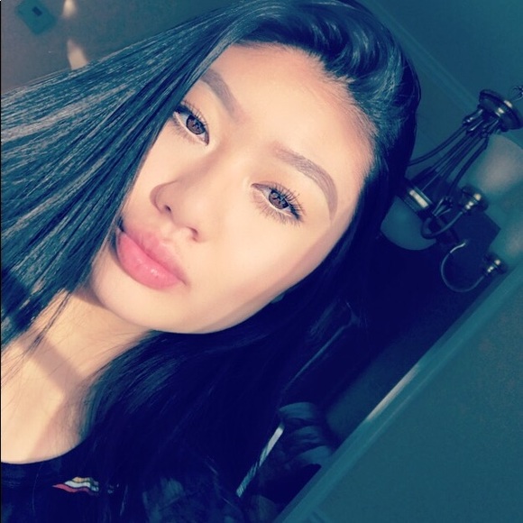 Profile Picture of Valerie Huynh (@valeriexph) on Poshmark