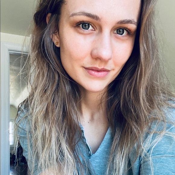 Profile Picture of Amber Rayl (@ambermaee) on Poshmark