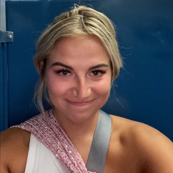 Profile Picture of Olivia Elfman (@oliviaelfman_) on Poshmark
