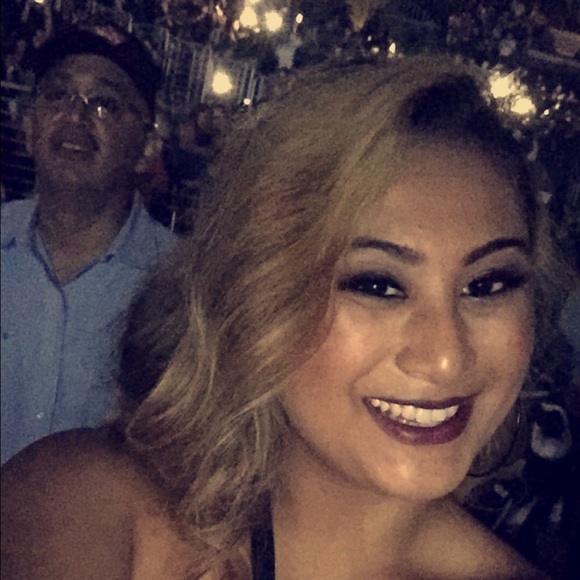 Profile Picture of Cassy Taton (@cassyct) on Poshmark