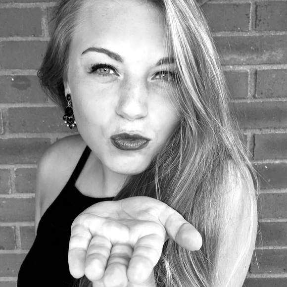 Profile Picture of Sarah Arnett (@snicole_10) on Poshmark