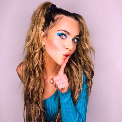 Profile Picture of  ✨ 💋 LIL ANNE  💋 ✨ (@annewinters) on Twitter