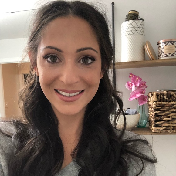 Profile Picture of Alexandra Esposito (@aespo17) on Poshmark