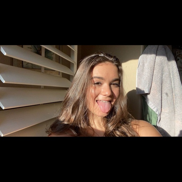 Profile Picture of Ella Hindle (@ellagrace077) on Poshmark