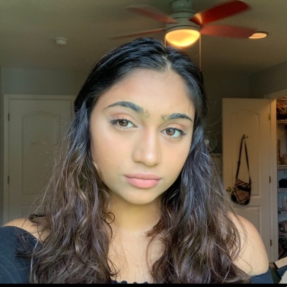 Profile Picture of Zara Rawoof (@zararawoof) on Poshmark