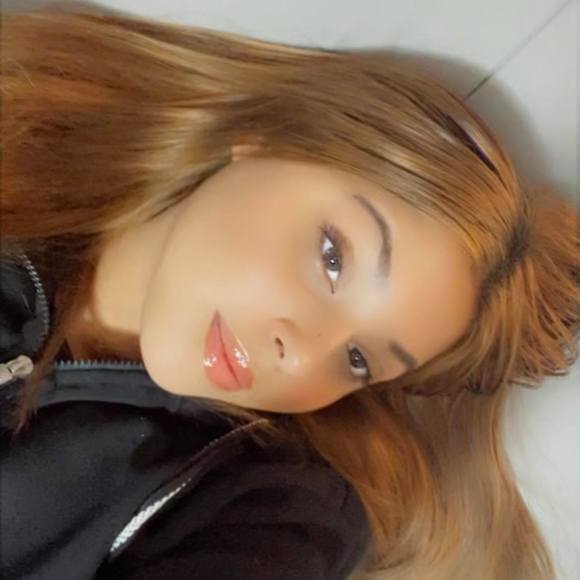 Profile Picture of Valerie Almengor (@v_almengor) on Poshmark