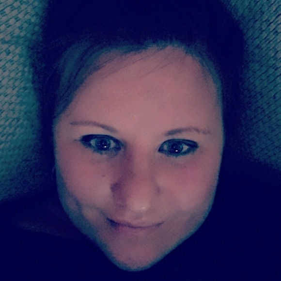 Profile Picture of Danielle Sharpstene (@deemarie0206) on Poshmark