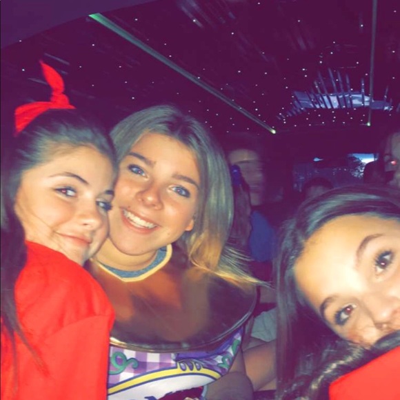 Profile Picture of Ella Zindle (@ella_zindle) on Poshmark